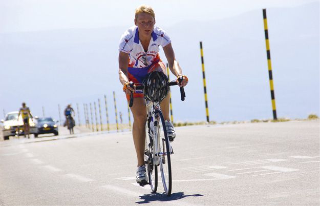 Foto (kleur) Yolande Appelman op de racefiets op de Mont Ventoux.
