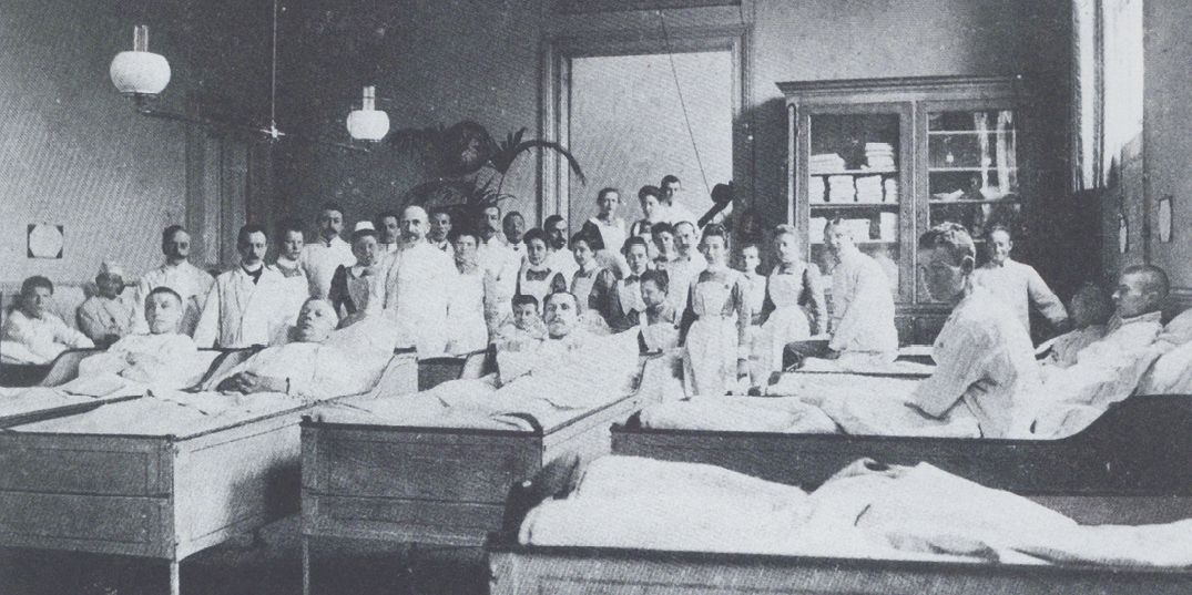 Foto (zwart-wit) van ziekenzaal anno 1900