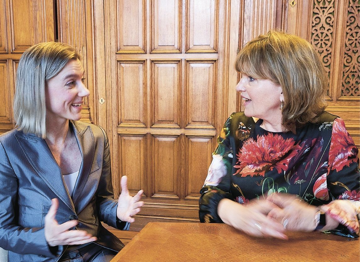 Portretfoto (kleur) Linda van Laake (links) en Pia Dijkstra in gesprek met elkaar