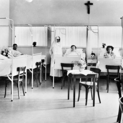 Foto (zwart-wit) van een oude ziekenzaal